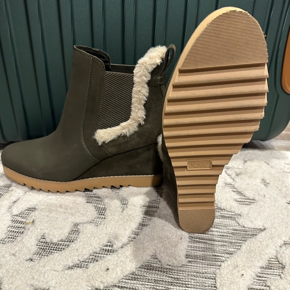 Toms Green Ankle Boots with Wedge Heel and Plush Lining